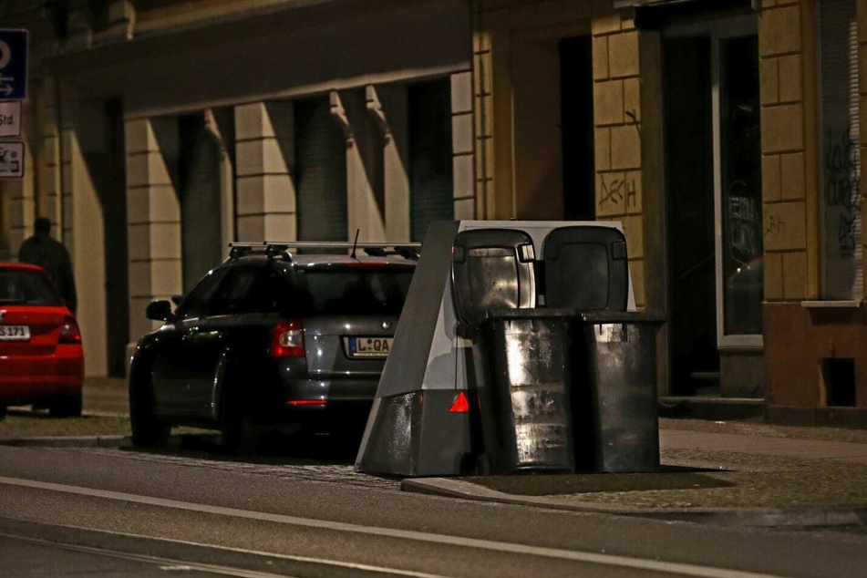 Wieder einmal ist einer von Leipzigs Superblitzern entdeckt und sogleich Opfer eines Streiches geworden.