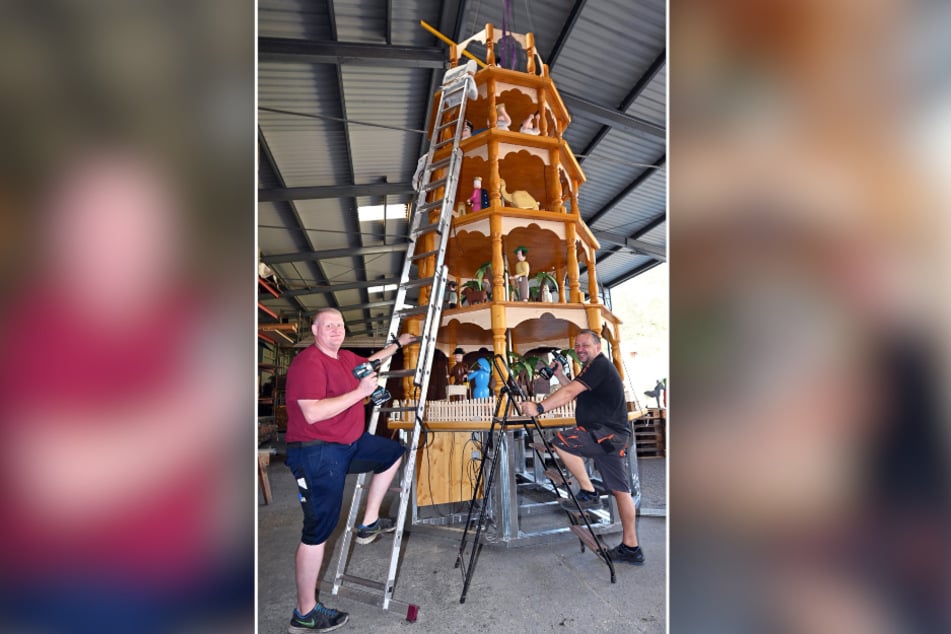 Tobias Fritzsch (44, l.) und Matthias Schiebold (51) montieren die XXL-Pyramide zur Probe.