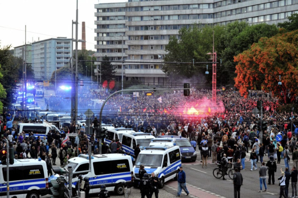 Die Bilder der gewaltsamen Ausschreitungen in Chemnitz 2018 gingen bundesweit durch die Medien.