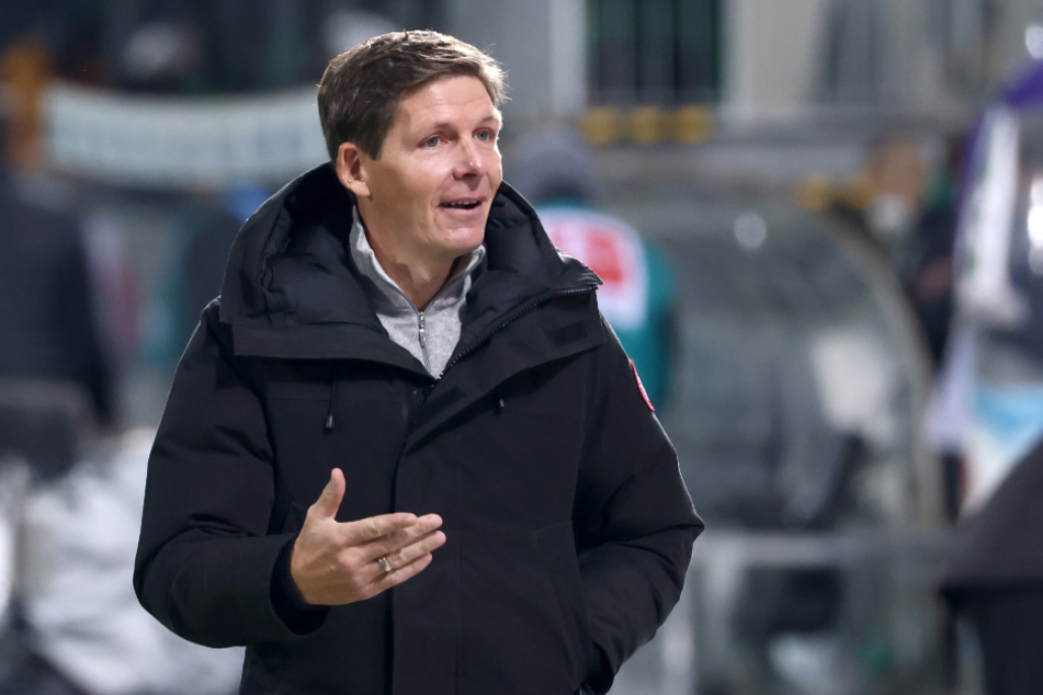 Eintracht Frankfurts Trainer Oliver Glasner (47) brachte in einem Interview mit der "Bild am Sonntag" sein Unverständnis gegenüber den aktuell gültigen Corona-Regeln im Fußball zum Ausdruck.