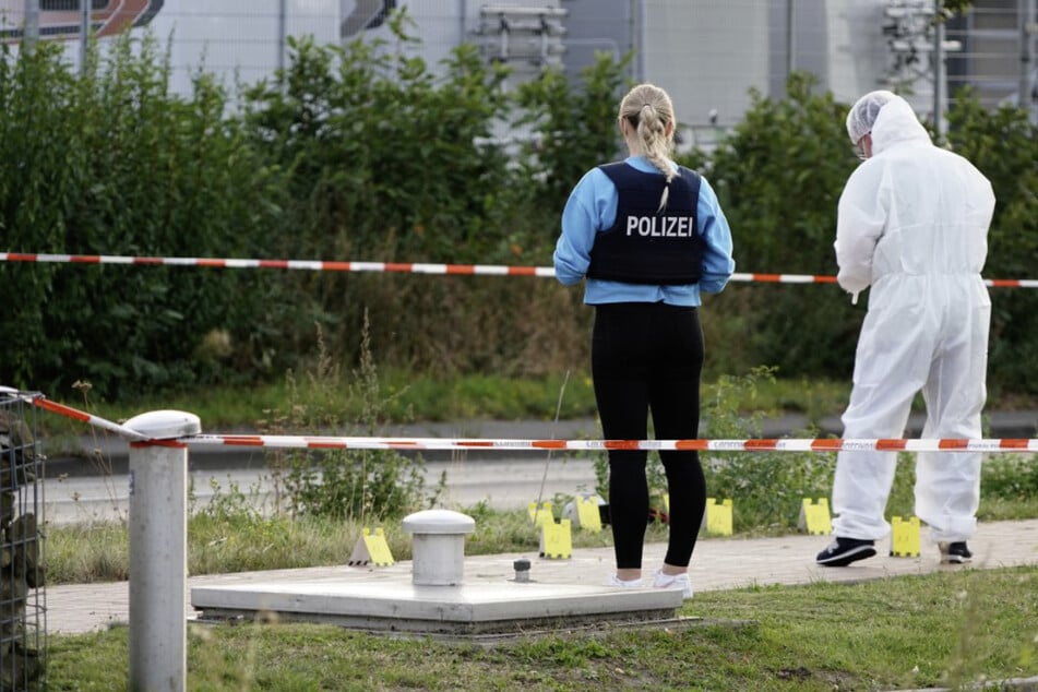 Die Spurensicherung ist auf dem Gelände des abgesperrten Tatorts bei der Arbeit.