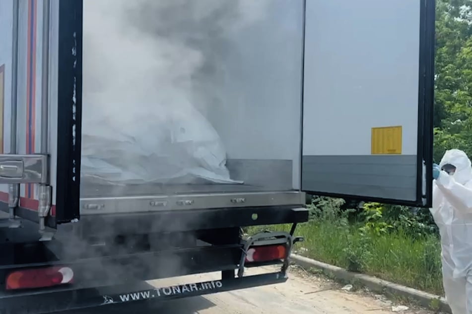 Das Foto zeigt einen offenen Kühlwagen, der die Leichen ukrainischer Soldaten zur Überführung in ein Austauschgebiet in der Nähe von Nowaja Guta (Belarus) transportiert.