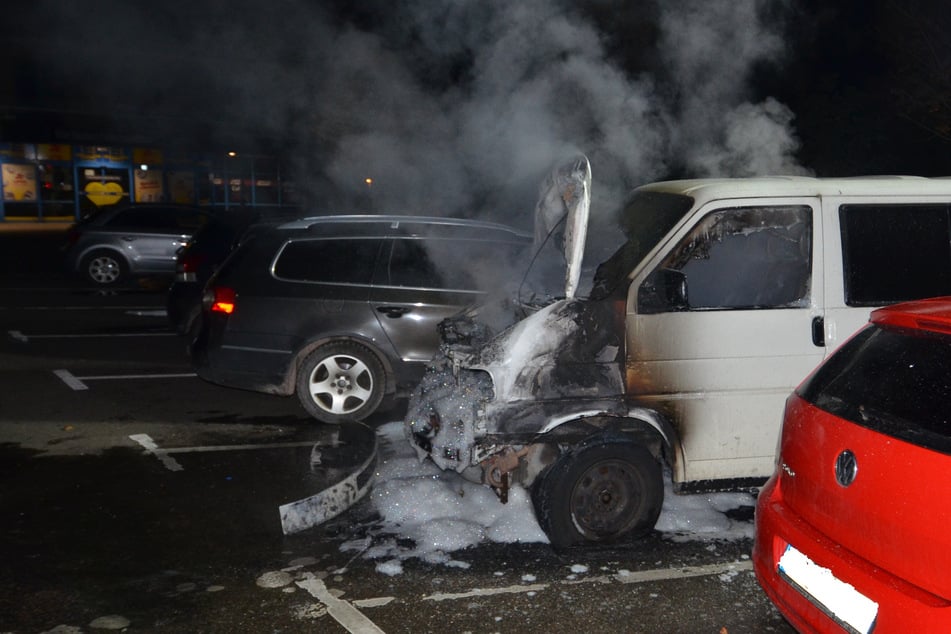 Brandserie in Halberstadt geht weiter: Kleinbus brennt lichterloh!