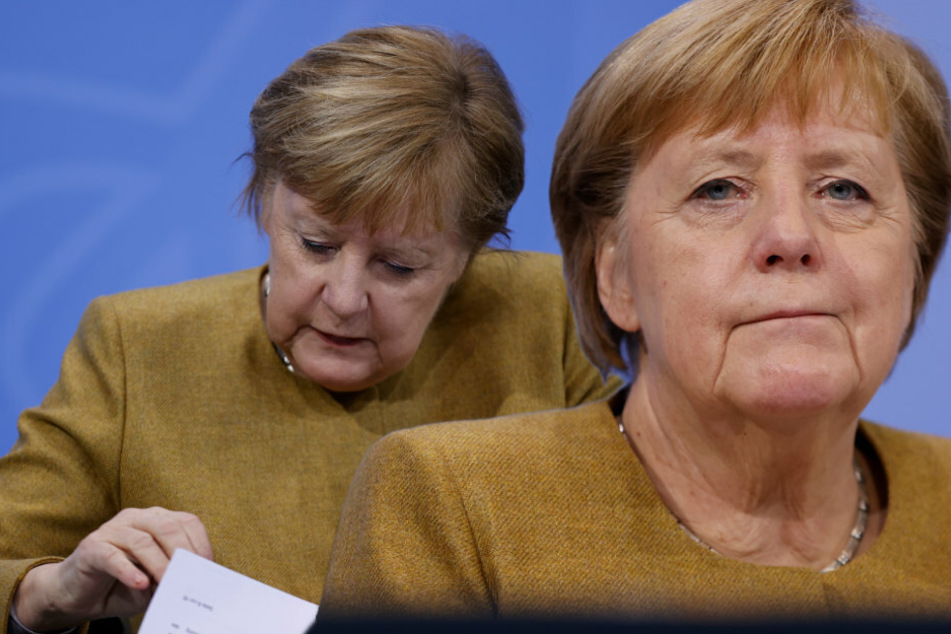 Bundeskanzlerin Angela Merkel (66, CDU) schaut in der Pressekonferenz in ihre Unterlagen. (Bildmontage)