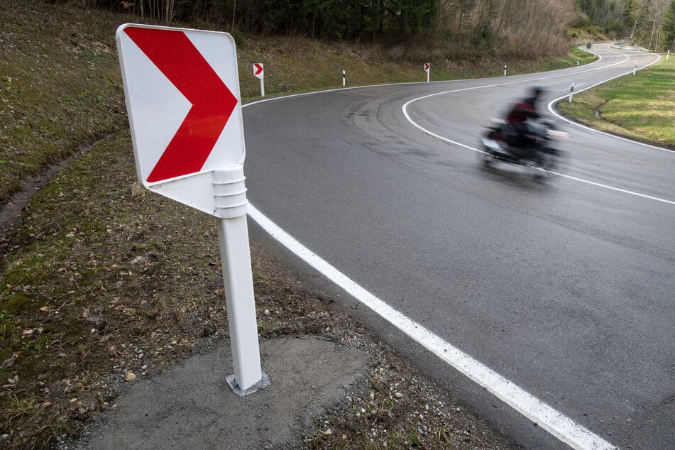 Die 49 Jahre alte Motorradfahrerin kam in einer Kurve von der Straße ab. (Symbolbild)