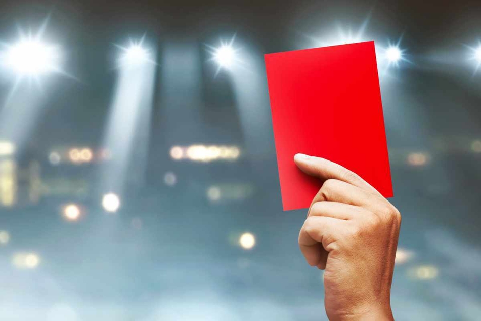 Rote Karte für zwei Fußballer: Der Hamburger Fußball-Verband hat zwei Kicker nach einer Prügelei lebenslang gesperrt. (Symbolbild)