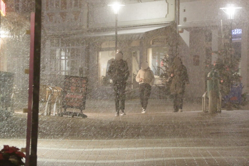Im Landkreis Stade in Niedersachsen begann am Sonntagabend, Schneefall einzusetzen.