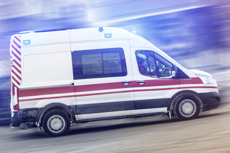 Drama auf der Autobahn: Kind stürzt aus fahrendem Auto und muss ins Krankenhaus