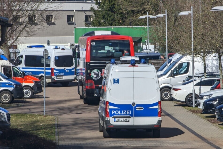 Der HFC-Bus ist am Stadion gelandet.