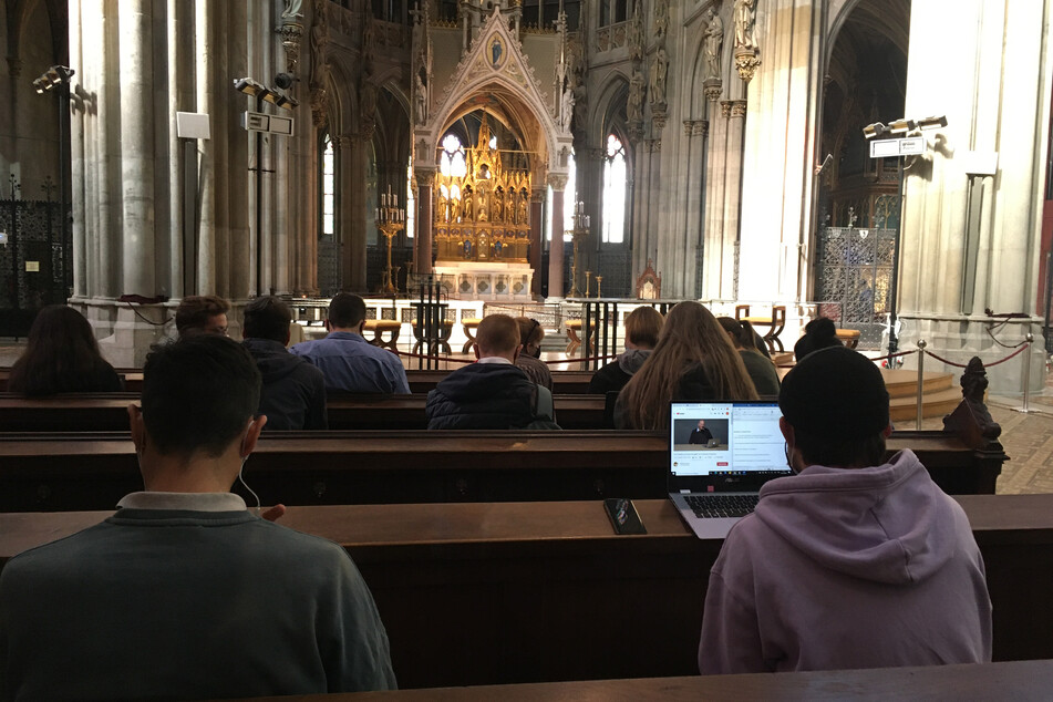 Wien: Studenten und Studentinnen nutzen die Votivkirche, um in der Corona-Krise den Vorlesungen via WLAN auf den Laptops zu folgen.