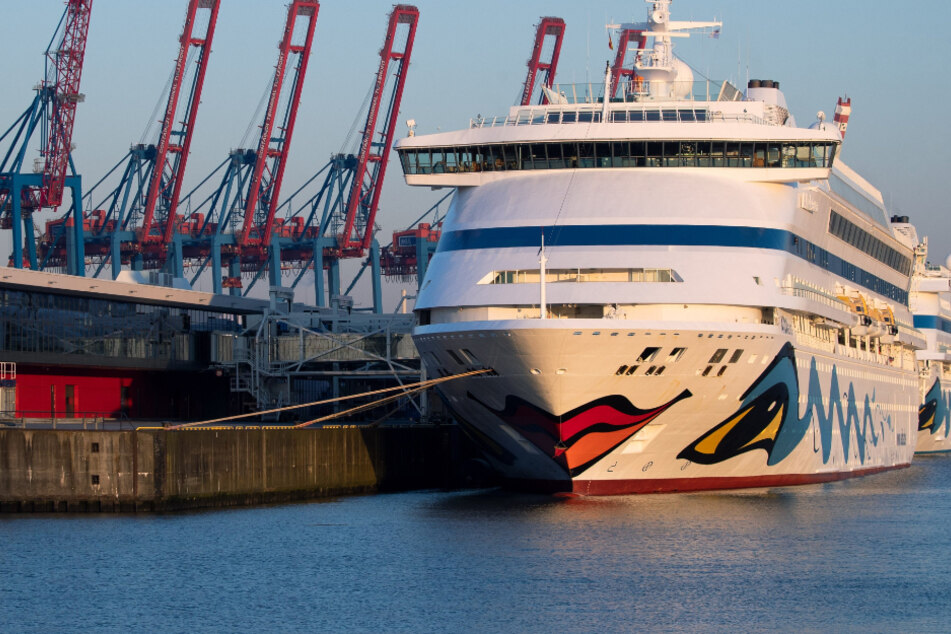 Die beiden Aida-Schiffe "Aidaaura" und "Aidacara" (r) liegen am Kreuzfahrt-Terminal Steinwerder.