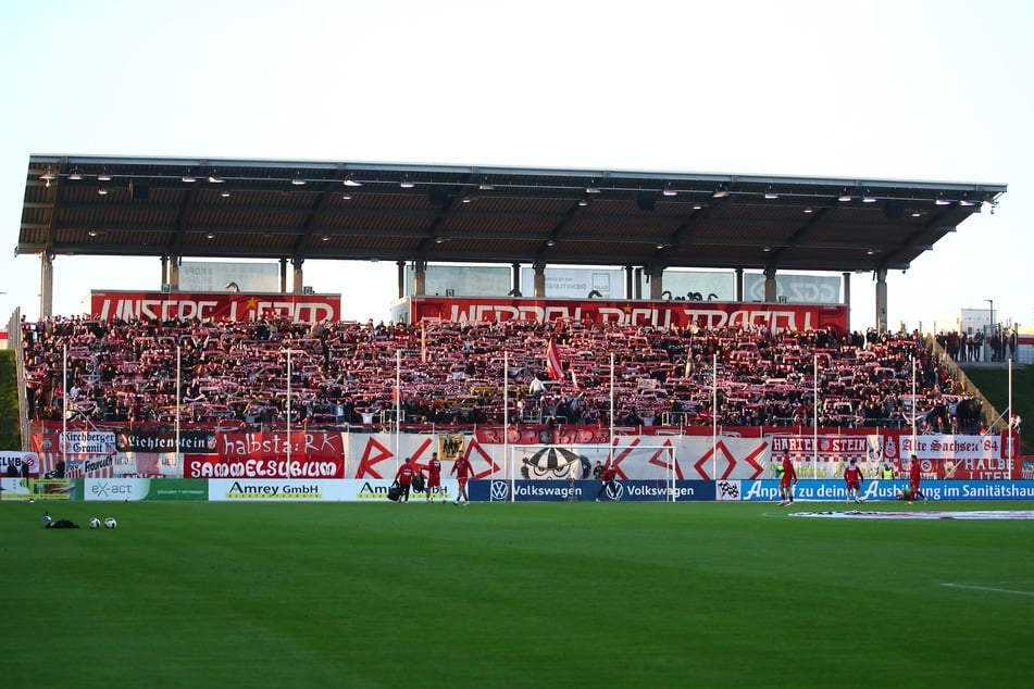 Volles Haus! Fast 9700 Zuschauer werden beim Bezirksderby zwischen Zwickau und Aue für eine heiße Atmosphäre sorgen.
