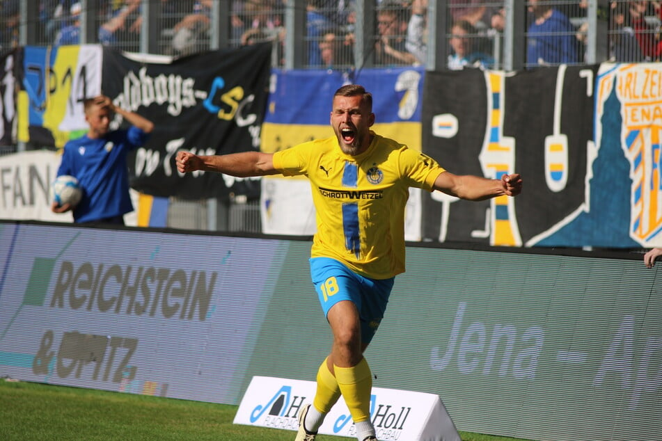 Grenzenloser Jubel bei Lok Leipzig, die sich durch ein Tor in der Nachspielzeit an die Tabellenspitze schossen.