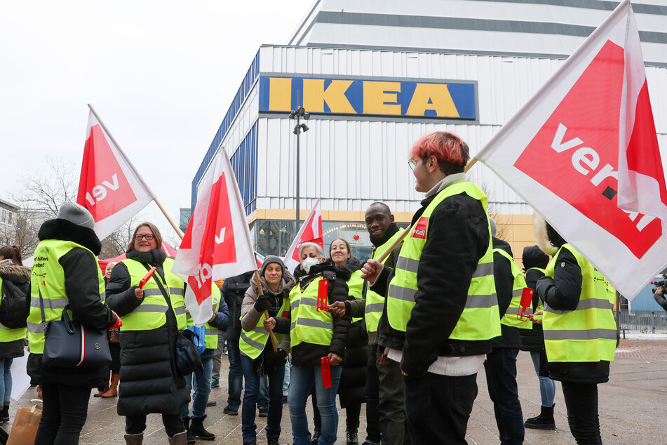 Beschäftigte von Ikea bei einer Kundgebung von Verdi vor der Filiale in Hamburg-Altona im Jahr 2022.