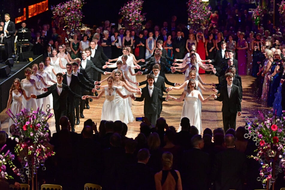 Die Debütanten der Tanzschule Köhler-Schimmel eröffneten den Ball.