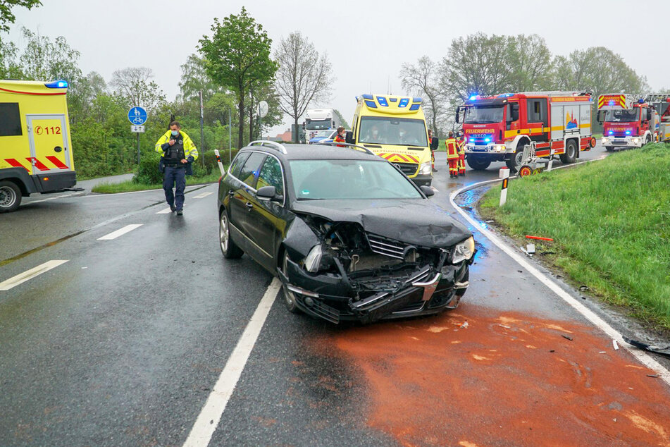 Am VW-Kombi entstand heftiger Schaden.