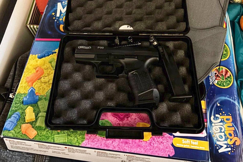 Bei den Beschuldigten sind auch mehrere Schreckschusswaffen sichergestellt worden.