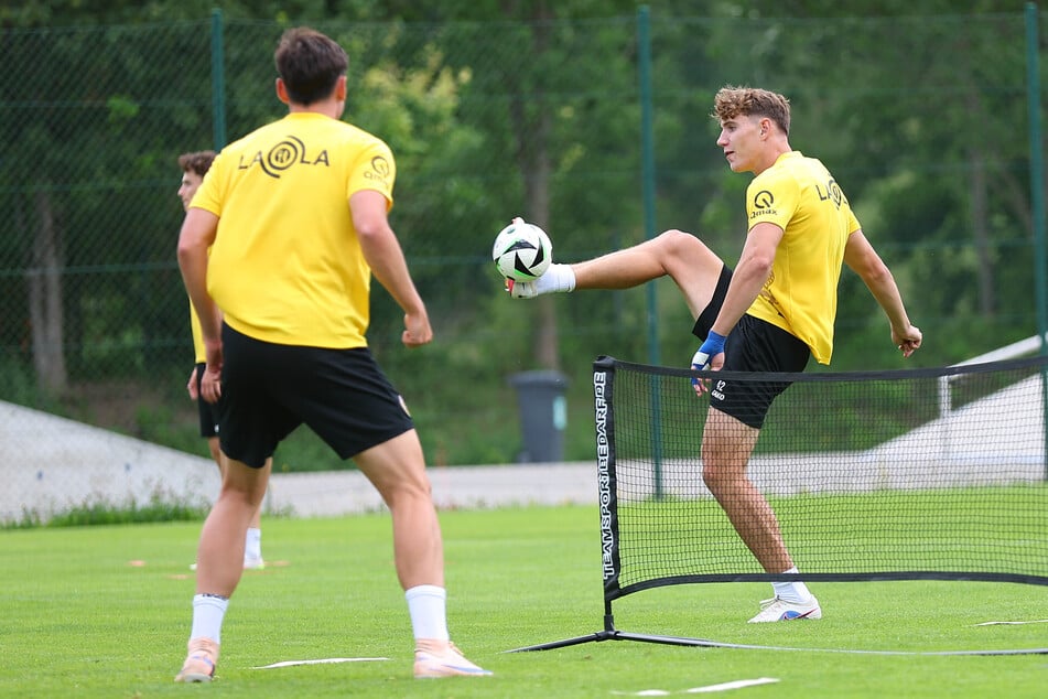 Friedrich Müller (20, r.) steht lieber auf dem Platz als vor Mikrofonen. Überzeugen kann er bei beidem.