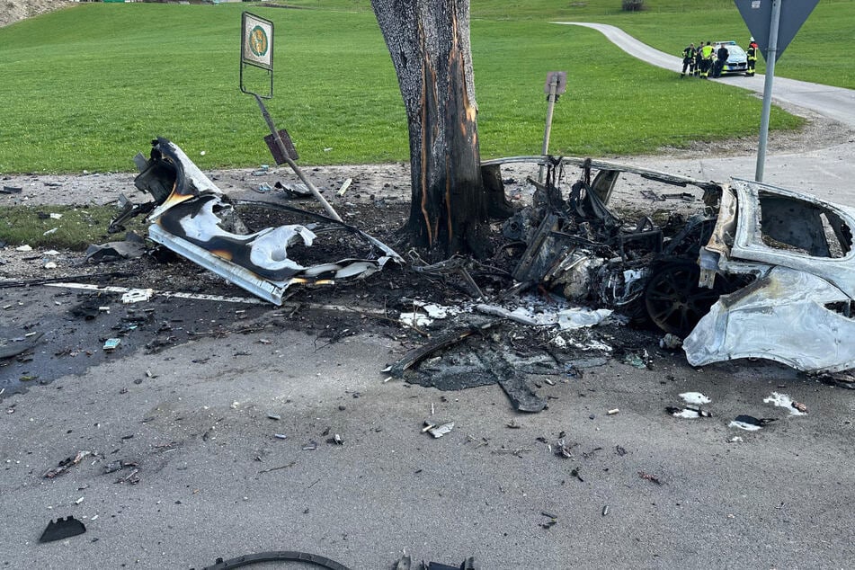 Fahrer hatte keine Chance: Auto rast gegen Baum und brennt völlig aus