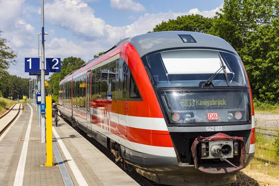 In einem Triebwagen der RB33 ist ein Jugendlicher (16) am Wochenende außer Kontrolle geraten.