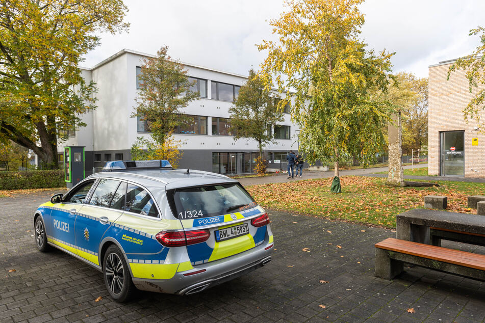 Polizei vor der Waldbachschule: Am heutigen Dienstag hat das Landgericht den 16-jährigen Todesschützen schuldig gesprochen.