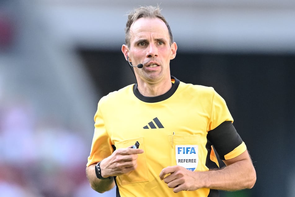 Referee Sascha Stegemann (39, Niederkassel) pfeift das Duell zwischen dem KSC und dem HSV am heutigen Sonntag. (Archivfoto)