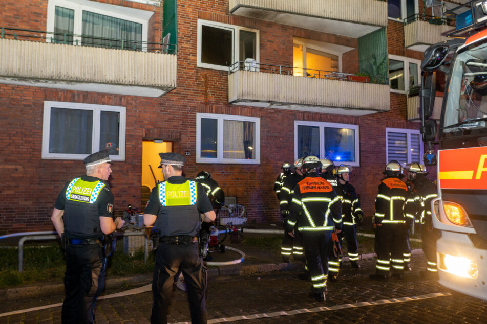 Brand-Drama in Hamburg: Frau stirbt in Flammen, Mann unter Schock