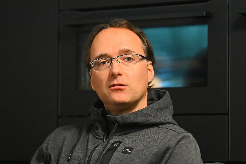 Sportchef Matthias Roos weiß, dass die Eislöwen eine ganz bittere Ausgangssituation haben. An den Kader glaubt er trotzdem.