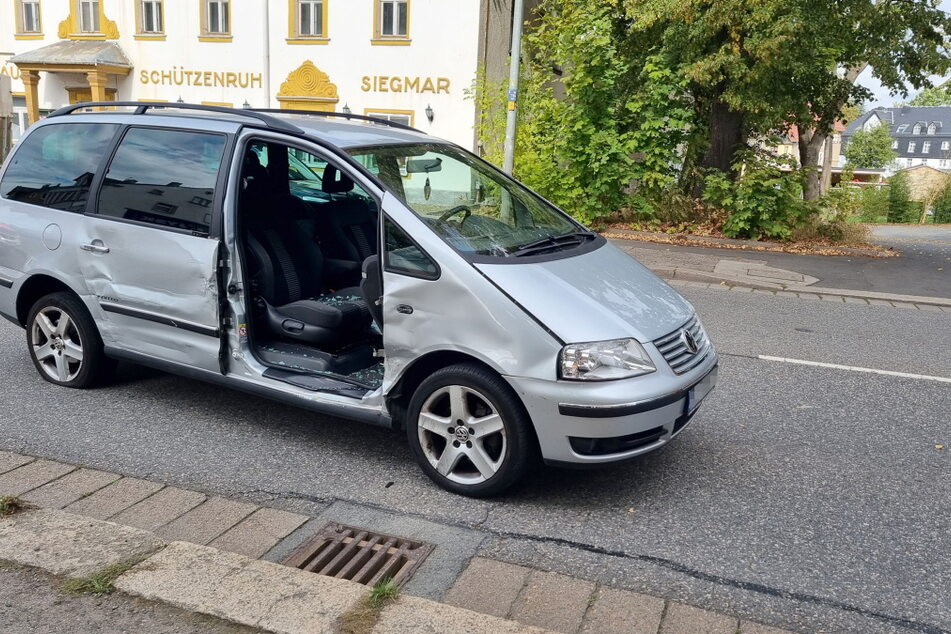 Eine Tür vom VW wurde bei dem Crash herausgerissen.