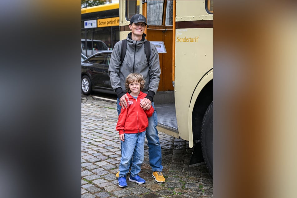 Stefan (45) und sein Sohn Max (6) freuten sich besonders darüber, die alte Technik einmal hautnah zu erleben.