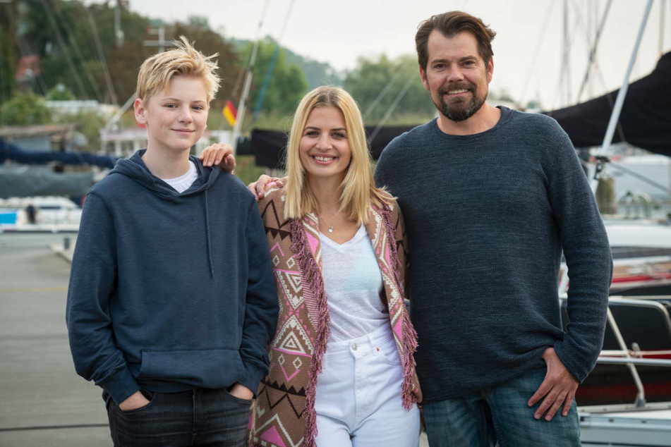 GZSZ-Fans hoffen, dass ihr Serienliebling Leon Moreno (r.) gemeinsam mit seinem Sohn Oskar und seiner neuen Liebe Sarah Elsässer in den Kolle-Kiez zurückkehrt.
