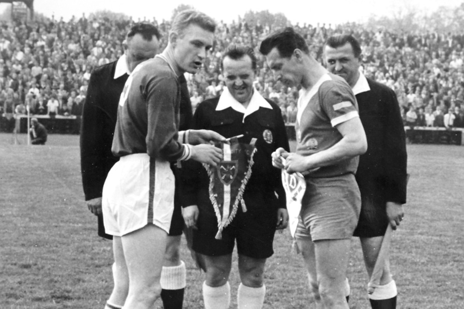 Wolfgang Oeser (1931-2013) stieg mit Dynamo von der vierten bis in die erste Liga auf. Im Testspiel-Kracher gegen Leicester City (2:2) führte er (rechts im Bild) 1965 seine Farben als Kapitän aufs Feld.