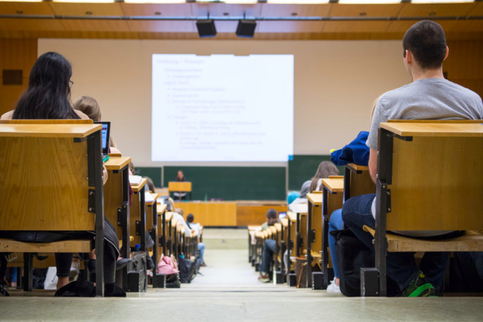 Zum ersten Mal wieder im Hörsaal: Wintersemester startet an Unis in Bayern