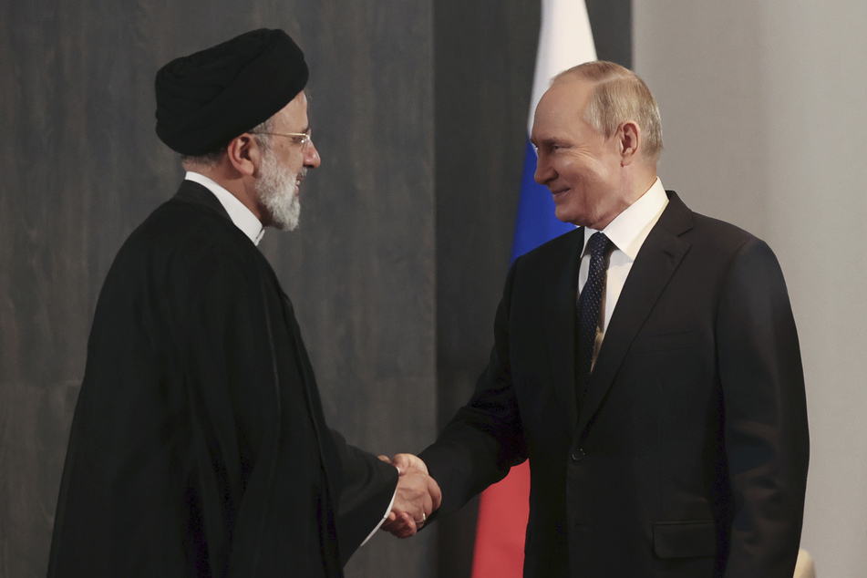 Wladimir Putin (70, r), Präsident von Russland, und Ebrahim Raisi (61), Präsident des Iran.