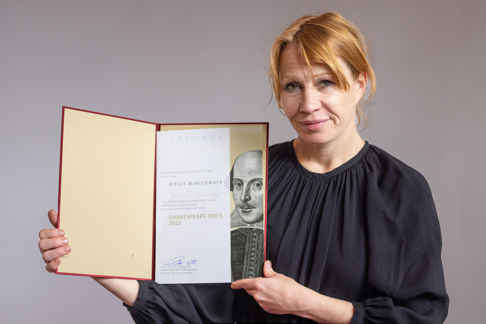Mit der österreichischen Schauspielerin und Sängerin Birgit Minichmayr (46) wurde erstmals jemand mit dem Shakespeare-Preis ausgezeichnet.