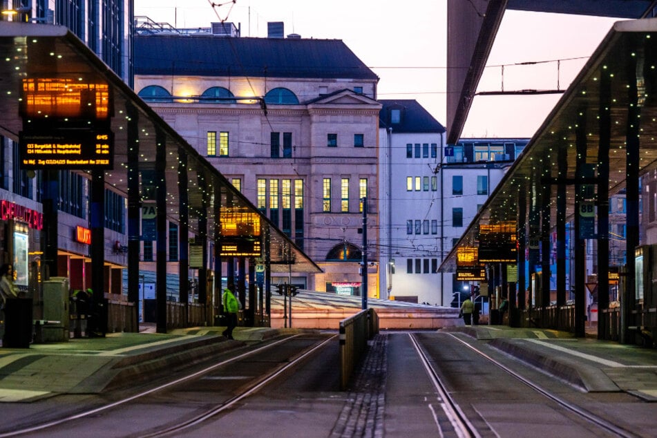 Die Sparmaßnahmen könnten dafür sorgen, dass an der Zentralhaltestelle schon bald deutlich weniger Busse unterwegs sind.