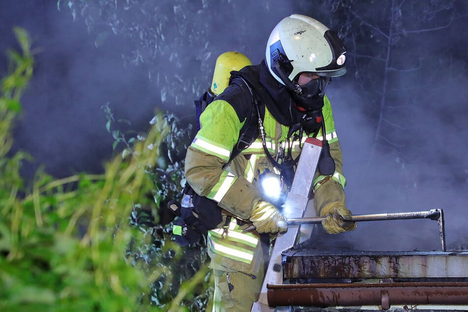 Dresden: Einsatz in der Friedrichstadt: Gartenlaube steht lichterloh in Flammen