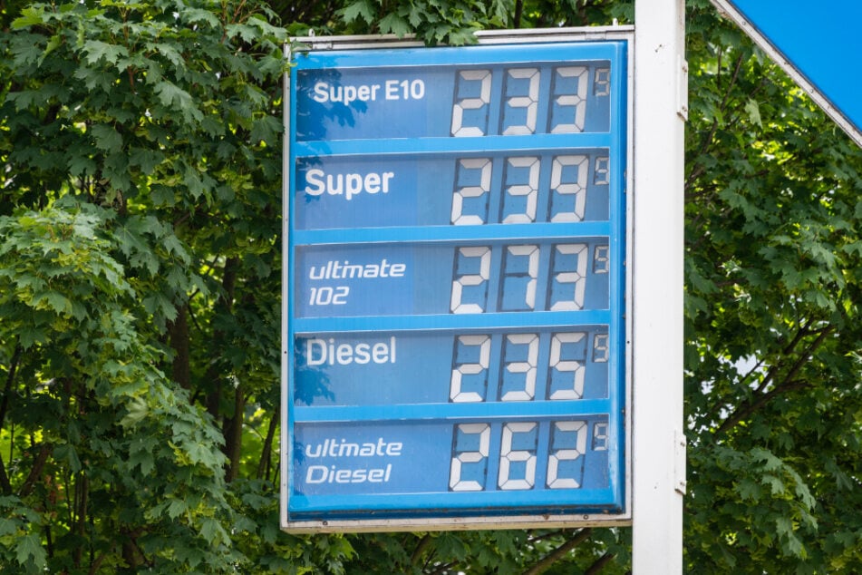 Auch die Zwickauer Aral-Tankstelle an der Planitzer Straße startete am Mittwoch, 12 Uhr, mit identischen Preisen - um 16 Uhr war E5 hier jedoch bereits drei Cent und Diesel zwei Cent teurer als in Chemnitz.