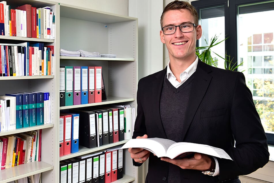 Politikwissenschaftler Jun.-Prof. Dr. Tom Mannewitz von der TU Chemnitz untersucht die Anti-Corona-Bewegung. (Archivbild)