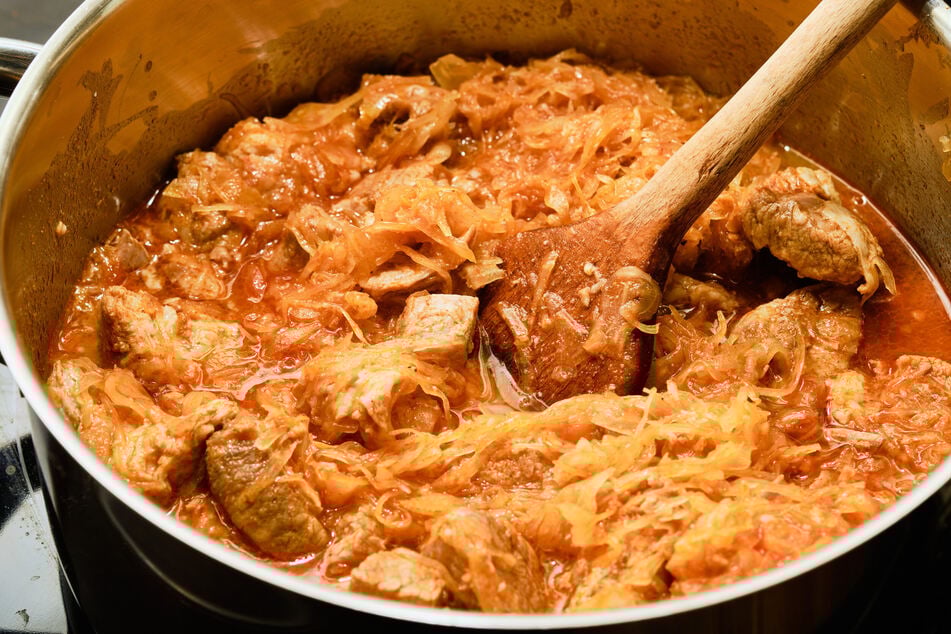 Szegediner Gulasch nach Omas Rezept benötigt vor allem eins: Zeit.