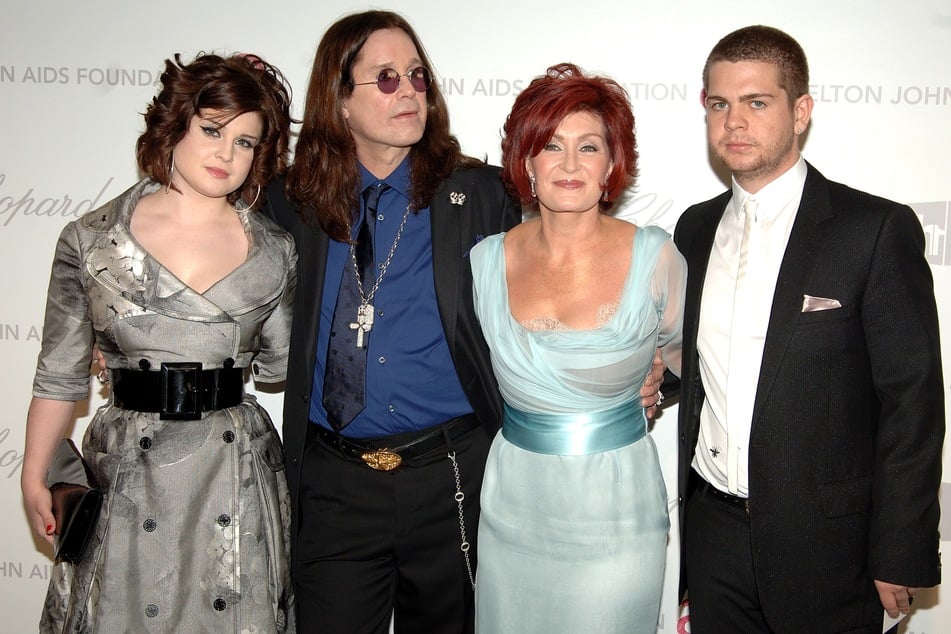 Kelly (40, v.l.n.r.), Ozzy, Sharon (72) und Jack Osbourne (39) auf dem roten Teppich einer Gala. (Archivfoto)
