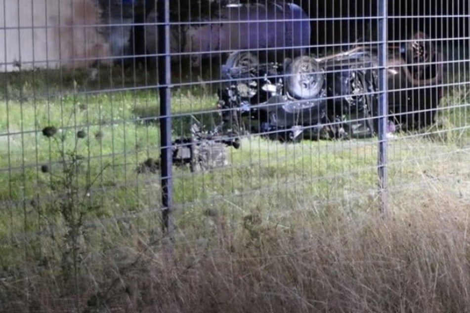 Jeep überschlägt sich, bricht durch Zaun: Fahrer in brennendem Auto eingeklemmt!