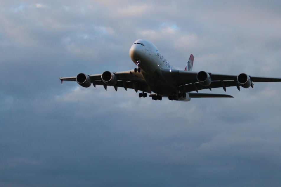 A380 landet am Flughafen Dresden - mit Verspätung