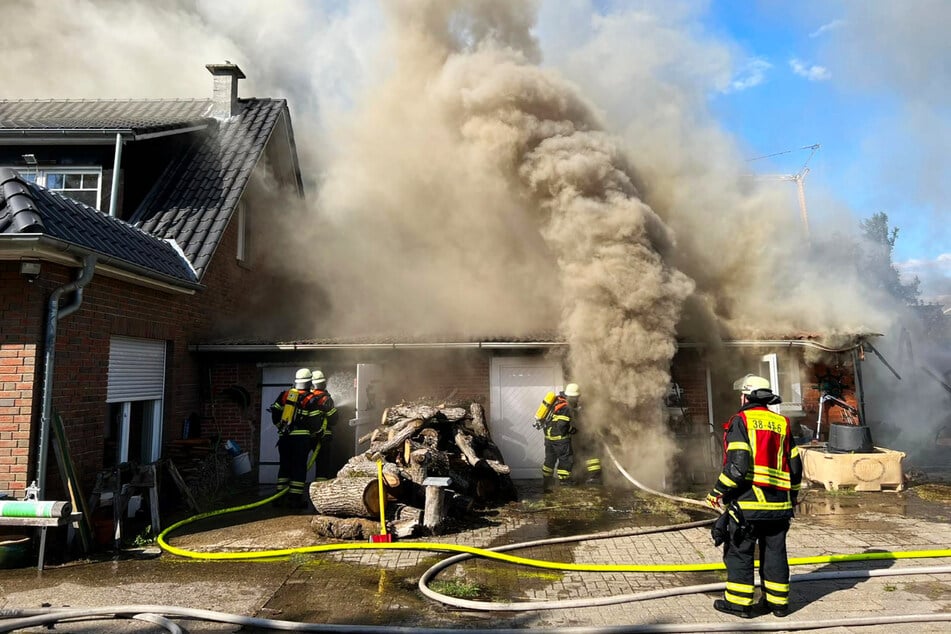 Bei einem Feuer in Mittelnkirchen sind am Samstag drei Menschen verletzt worden. Die Feuerwehr war im Großeinsatz.