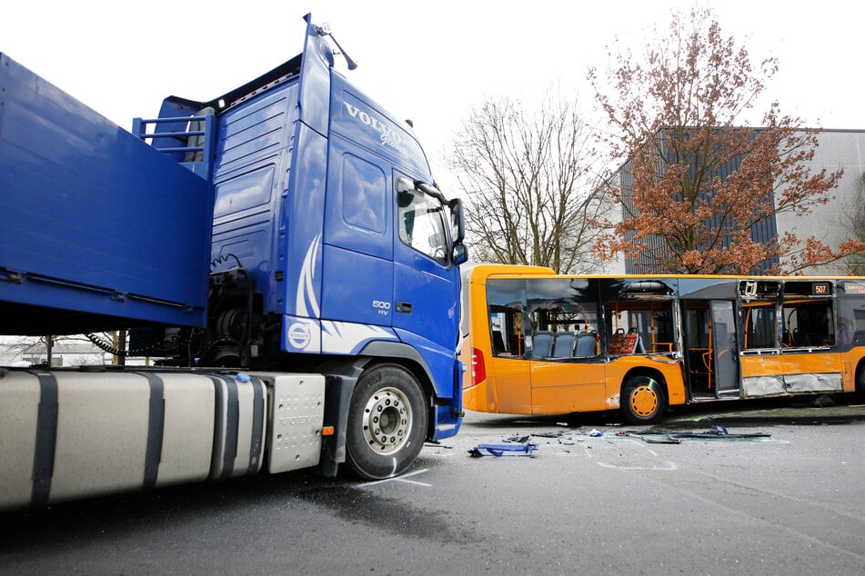 Der Bus kollidierte in Troisdorf mit einem Laster.