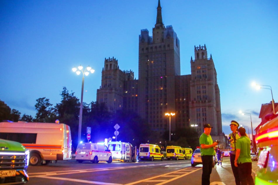 Rettungsfahrzeuge stehen in der Nähe des Ortes, an dem sich in einem Restaurant in Moskau eine tödliche Explosion ereignet hat.