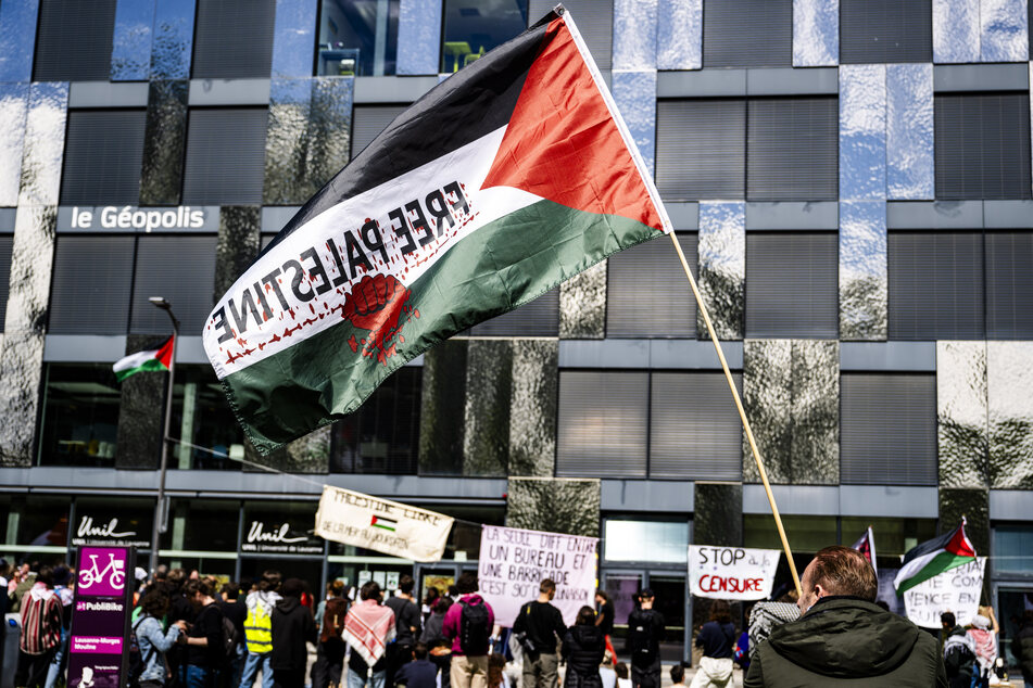 Während in Kairo verhandelt wird, demonstrieren Hunderttausende weltweit, wie hier im schweizerischen Lausanne, für einen sofortigen Waffenstillstand im Gazastreifen.
