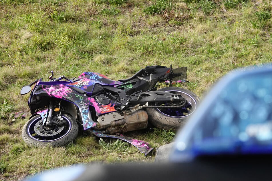 Mit diesem Motorrad verunglückte ein Mann (43) auf der S223 tödlich. Seine Beifahrerin (50) wurde schwer verletzt in ein Krankenhaus gebracht.