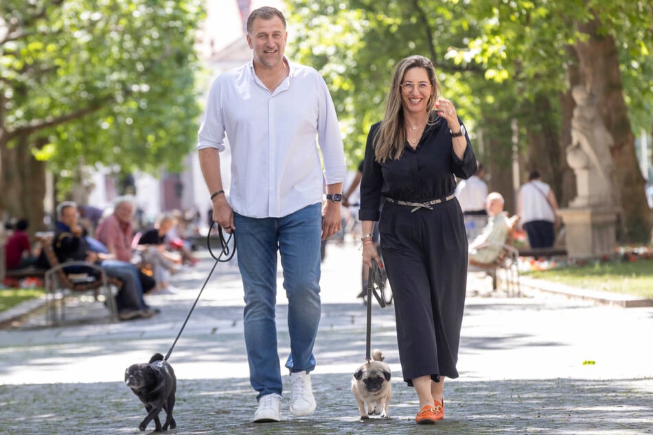 René Kindermann bummelt mit seiner Frau Katja und den Möpsen Otto und Cookie über die Hauptstraße.