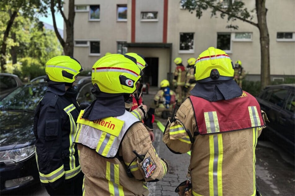 Die Feuerwehr musste durch die starke Rauchausbreitung mehrere Häuser kontrollieren und belüften.